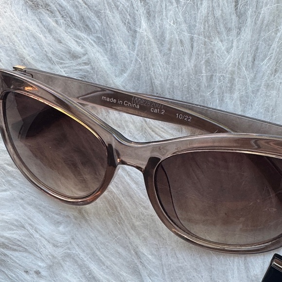 Quay and Tahari Black and Brown Sunglasses Set used main image 5